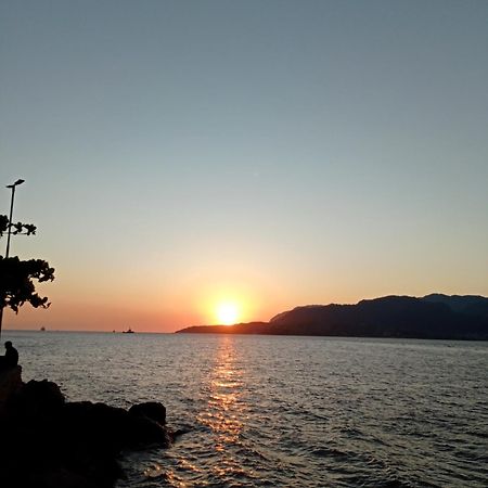 Suite Pe Na Areia- Espaco Independente Na Praia Do Curral Com Localizacao Privilegiada - Simplicidade E Comodidade Com O Por Do Sol Mais Lindo De Ilhabela - Melhor Custo Beneficio Para Ate 4 Pessoas , Na Av Jose Pacheco Do Nascimento Nº 7682 Buitenkant foto