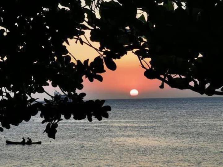 Suite Pe Na Areia- Espaco Independente Na Praia Do Curral Com Localizacao Privilegiada - Simplicidade E Comodidade Com O Por Do Sol Mais Lindo De Ilhabela - Melhor Custo Beneficio Para Ate 4 Pessoas , Na Av Jose Pacheco Do Nascimento Nº 7682 Buitenkant foto